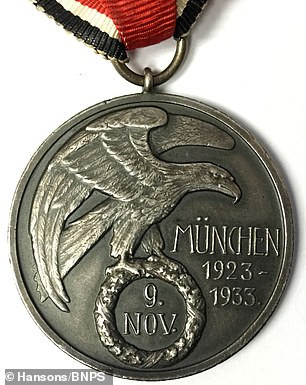 Sau khi Ulrich Graf qua đời, gia đình ông đem bán đấu giá tấm huân chương mà Hitler trao tặng vào những năm 1950. Theo đó, nó thuộc sở hữu của một nhà sưu tập người Anh trong hơn 40 năm. Video: Hitler còn sống sau Thế chiến 2 (nguồn: VTC14)