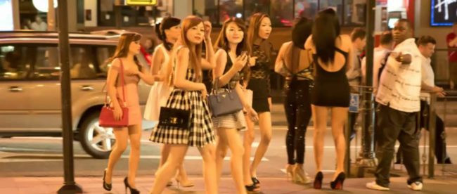 Tại Geylang, việc bán thuốc kích dục diễn ra lén lút lẫn công khai dù các loại thuốc này đều bất hợp pháp và nguy hiểm đối với người dùng.