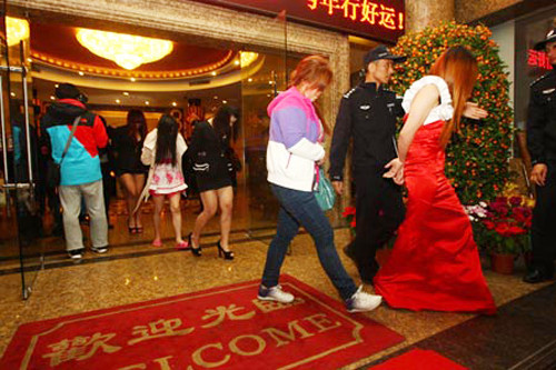 Gái mại dâm hành nghề ở nơi đây đến từ Trung Quốc và một số quốc gia khác như Nhật Bản, Hàn Quốc và Nga.