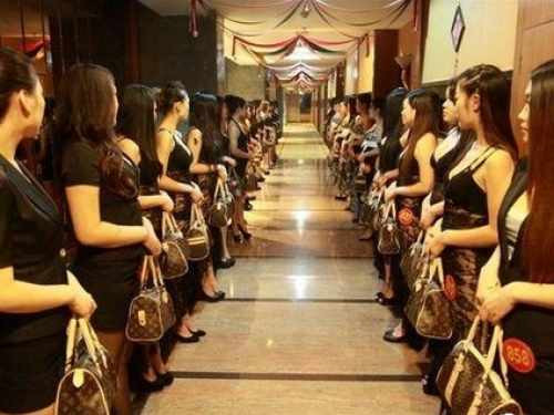 Đông Quan ở Trung Quốc được dư luận biết đến với biệt danh “thành phố tội lỗi” khi có tới 10% dân số hành nghề mại dâm. Một số nhà hàng, quán karaoke, phòng tắm hơi, massage ở thành phố này có dịch vụ mại dâm.