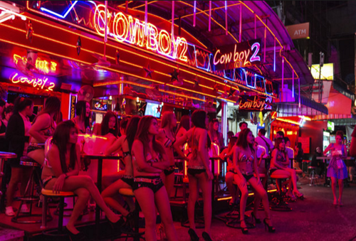 Singapore cũng có một khu vực được mệnh danh là phố đèn đỏ mang tên Geylang. Khi tới khu vực này, du khách sẽ bắt gặp nhiều gái mại dâm đứng hai bên đường, ăn mặc quyến rũ làm "hớp hồn" không ít du khách nam.