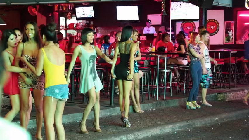 Pattaya là điểm du lịch nổi tiếng ở Thái Lan với những bãi biển tuyệt đẹp. Bên cạnh đó, thành phố Pattaya cũng được biết đến là thủ phủ của các buổi tiệc tùng, ăn chơi thác loạn với nhiều quán bar, tiệm massage, câu lạc bộ đêm 24 giờ và khu phố đèn đỏ hoạt động nhộn nhịp.