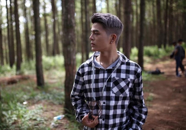 Hồi tháng 5/2019, Quang Anh - quán quân The Voice Kids mùa đầu tiên - thừa nhận phẫu thuật thẩm mỹ. Giọng ca sinh năm 2001 nhận định ngoại hình đóng vai trò quan trọng trong lĩnh vực âm nhạc anh đang theo đuổi. Do đó, anh quyết định chỉnh sửa với lý do muốn tôn trọng khán giả và tạo sự mới mẻ.