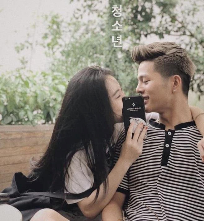 Mới đây, Quang Anh công khai bạn gái. Anh đăng ảnh thân mật với người yêu kèm theo chia sẻ: "Có lẽ anh đăng bức ảnh này sẽ có nhiều người không thích hoặc không ủng hộ. Nhưng em xứng đáng với điều anh đang làm, người khiến anh không thể rời mắt".