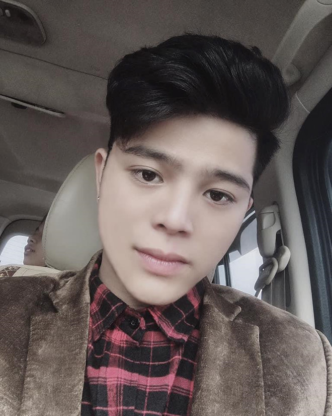 Cuối năm 2018, học trò Lưu Hương Giang phát hành sản phẩm đầu tiên mang tên Anh quen với cô đơn do chính anh sáng tác. Giọng ca trẻ đổi nghệ danh thành Quang Anh Rhyder. Anh cho biết muốn hướng đến màu sắc Âu Mỹ. “Tôi muốn hướng đến màu sắc Âu Mỹ. Tôi muốn góp phần nhỏ phổ biến dòng nhạc, phong cách thời trang thịnh hành ở quốc tế nhưng chưa được ưa chuộng tại Việt Nam”, anh nó