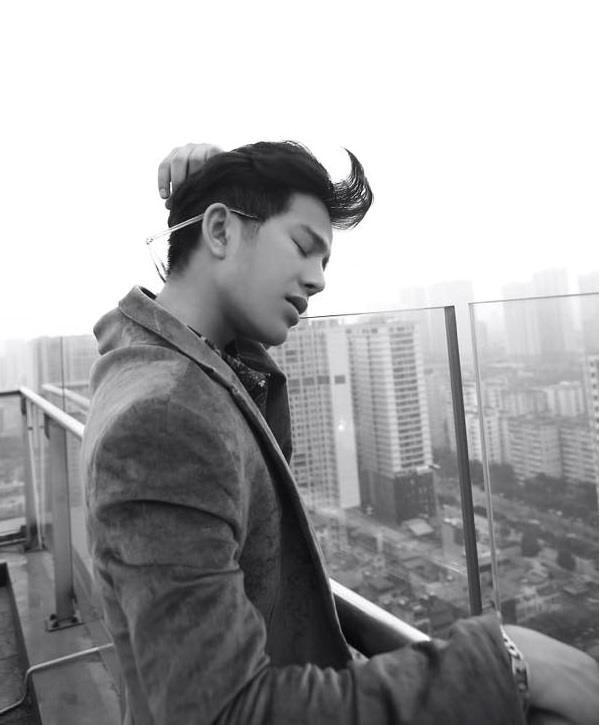 Thực tế, từ năm 2018, nghi án Quang Anh phẫu thuật thẩm mỹ đã dấy lên vì công chúng thấy gương mặt của anh quá khác lạ. Khi đó, chia sẻ với phóng viên, Quang Anh khẳng định anh chưa dao kéo nhưng sẽ làm khi có điều kiện.