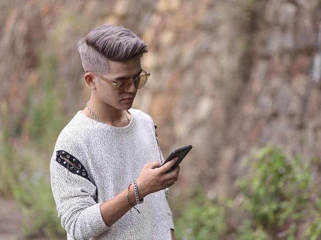 Theo dõi những hình ảnh được Quang Anh chia sẻ sau khi thừa nhận phẫu thuật thẩm mỹ, có thể thấy đường nét gương mặt của anh cân đối hơn trước. Không còn nét bầu bĩnh, đáng yêu như khi tham gia The Voice Kids, Quang Anh hiện tại có gương mặt góc cạnh, mũi cao, thon gọn.