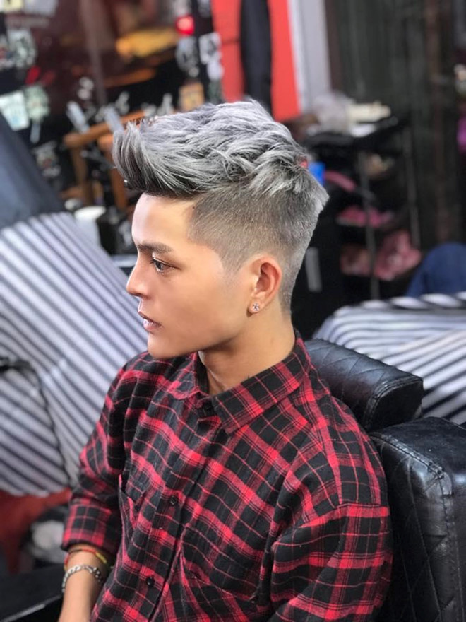 Quang Anh ít khi chụp chính diện mà chủ yếu khoe ảnh góc nghiêng. Đây là hướng nhìn cho thấy rõ nhất gương mặt góc cạnh và chiếc mũi cao của giọng ca 18 tuổi.