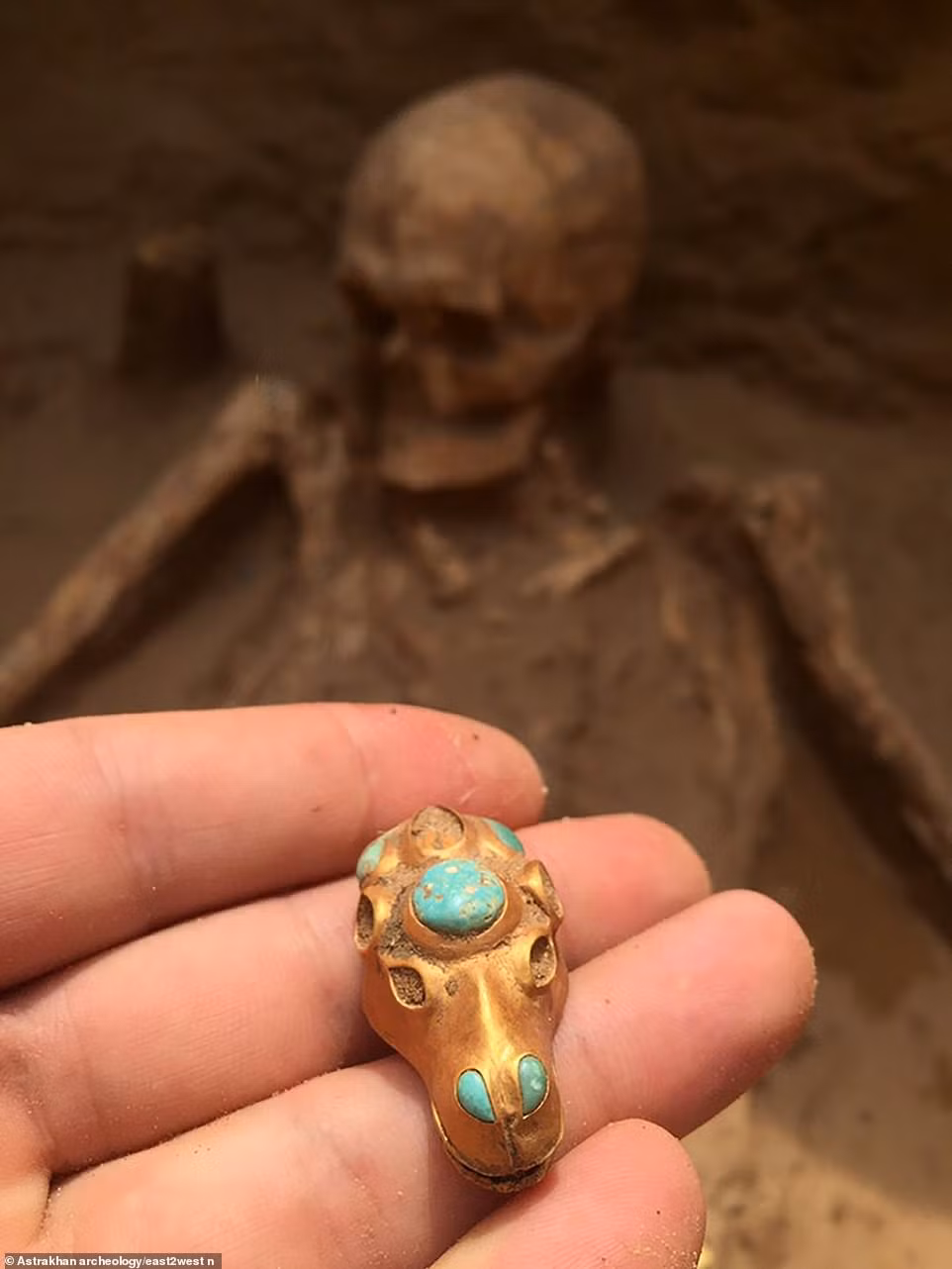 Các chuyên gia đang cố gắng tìm ra mối liên hệ giữa người chiến binh với đứa trẻ.