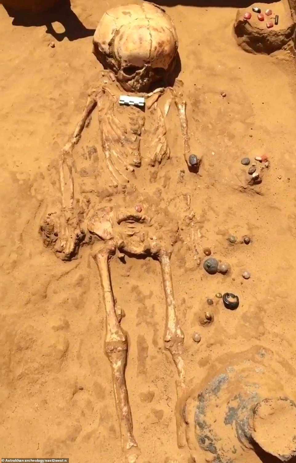 Chôn cất bên cạnh thi hài người chiến binh khoảng 1.800 tuổi là một đứa trẻ khoảng 2 tuổi đến từ tầng lớp quý tộc với nhiều đồ trang sức bằng vàng, vòng đeo tay bằng đá, dây chuyền làm từ san hô, thạch anh tím, thủy tinh và ngô.