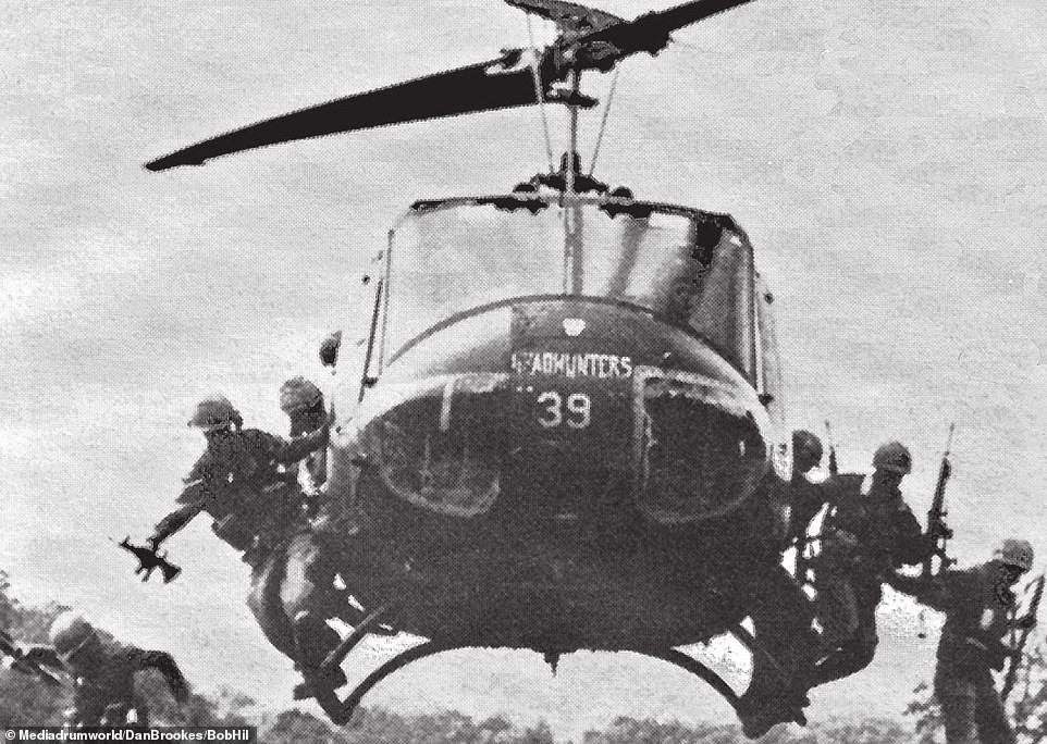 Lính Mỹ bước xuống từ một trực thăng, tham gia nhiệm vụ tại Việt Nam. Đây là một trong số những bức ảnh nằm trong cuốn sách “Shooting Vietnam: Reflections on the War by Its Military Photographers” (Chụp hình ở Việt Nam: Chiêm nghiệm về Cuộc chiến từ Phóng viên ảnh Chiến trường) của Dan Brookes và Bob Hillerby. Họ đã sưu tập những bức ảnh này từ các phóng viên, nhiếp ảnh gia.