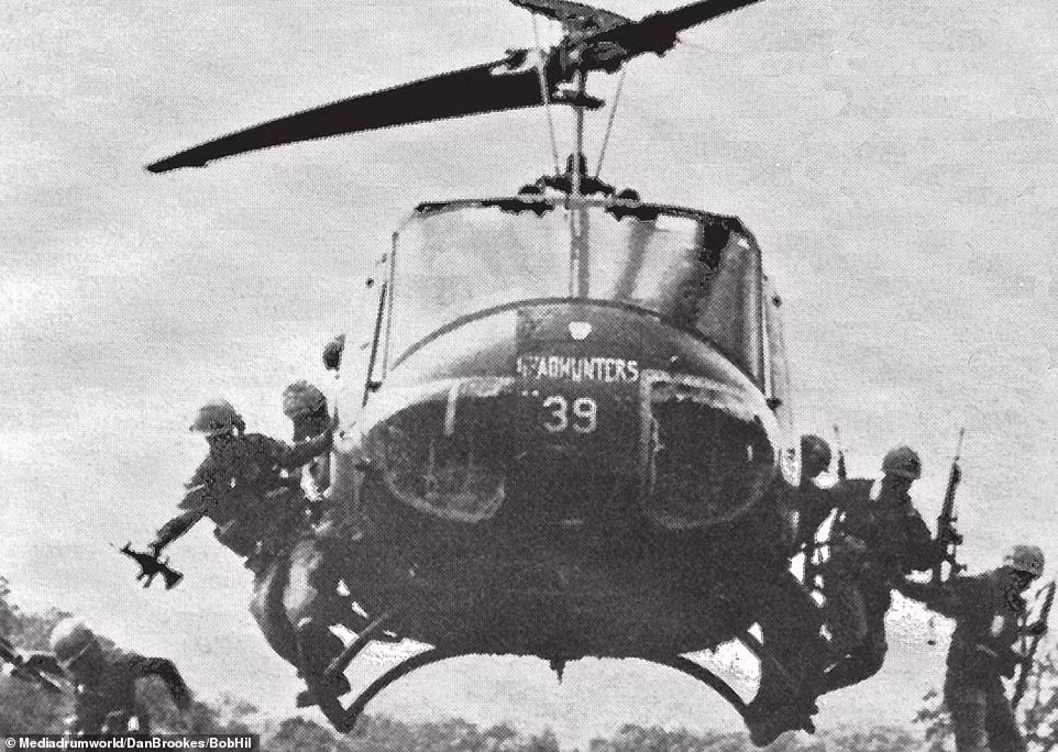 Lính Mỹ bước xuống từ một trực thăng, tham gia nhiệm vụ tại Việt Nam. Đây là một trong số những bức ảnh nằm trong cuốn sách “Shooting Vietnam: Reflections on the War by Its Military Photographers” (Chụp hình ở Việt Nam: Chiêm nghiệm về Cuộc chiến từ Phóng viên ảnh Chiến trường) của Dan Brookes và Bob Hillerby. Họ đã sưu tập những bức ảnh này từ các phóng viên, nhiếp ảnh gia.