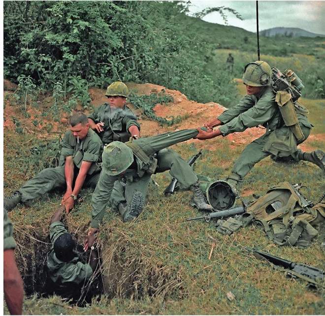 Lính Mỹ lục soát các đường hầm và mang theo các vũ khí để đánh giáp lá cà như đèn pin, dao, súng lục và dây thừng.