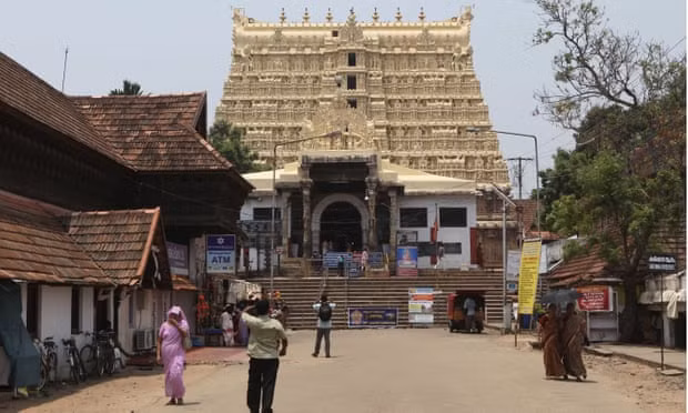 Đền Padmanabhaswamy ở Ấn Độ là một trong 108 ngôi đền thờ thần Vishnu – một trong ba vị thần tối cao của Hindu giáo. Ngôi đền này gắn liền với câu chuyện về kho báu linh thiêng được cất giấu tại đây.