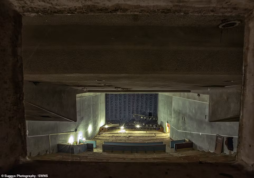 Trong buổi triển lãm có tên "The Beauty In Decay", nhiếp ảnh gia Simon Sugden, 51 tuổi, trưng bày loạt ảnh chụp tại các địa điểm bỏ hoang trên khắp nước Anh. Trong ảnh là một rạp hát bỏ hoang tại Bradford, Leeds.