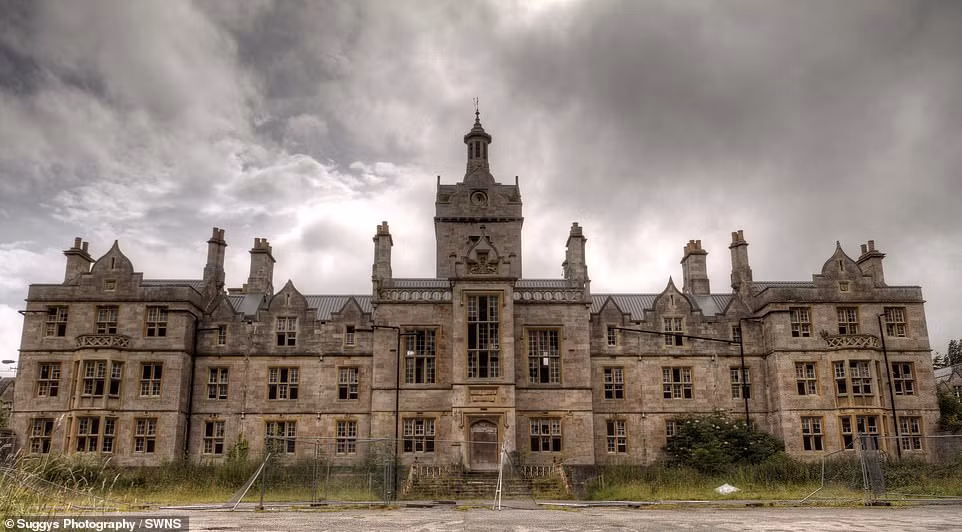 Ông Sugden chia sẻ sở thích chụp ảnh tại các địa điểm bỏ hoang được duy trì trong suốt 10 năm qua. Trong ảnh là không gian u ám ở một tòa nhà tại Denbigh, Denbighshire, Wales.