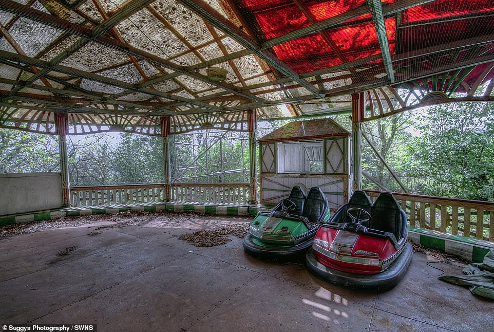 Những chiếc xe đồ chơi trở nên cũ kỹ, rỉ sét sau nhiều năm ở công viên West Yorkshire bị bỏ hoang.