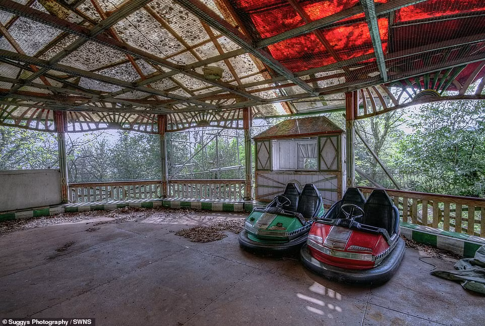 Những chiếc xe đồ chơi trở nên cũ kỹ, rỉ sét sau nhiều năm ở công viên West Yorkshire bị bỏ hoang.