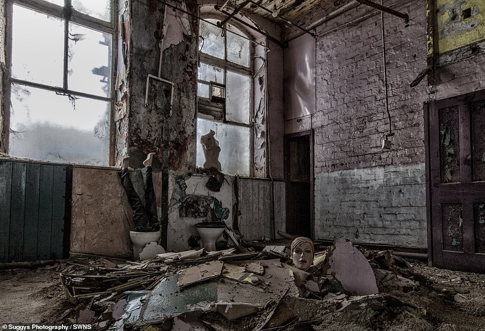 Bên trong nhà máy dệt ở West Yorkshire với những bức tường, sàn nhà bong tróc, đồ đạc nằm vương vãi trên sàn nhà.