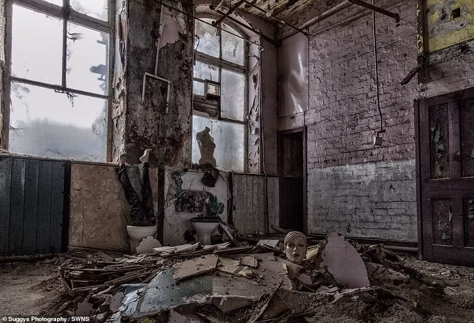 Bên trong nhà máy dệt ở West Yorkshire với những bức tường, sàn nhà bong tróc, đồ đạc nằm vương vãi trên sàn nhà.