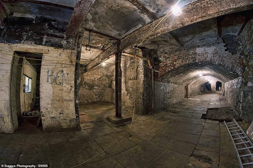 Những đường hầm trở nên cũ kỹ, ẩm mốc sau một thời gian dài không được sử dụng.