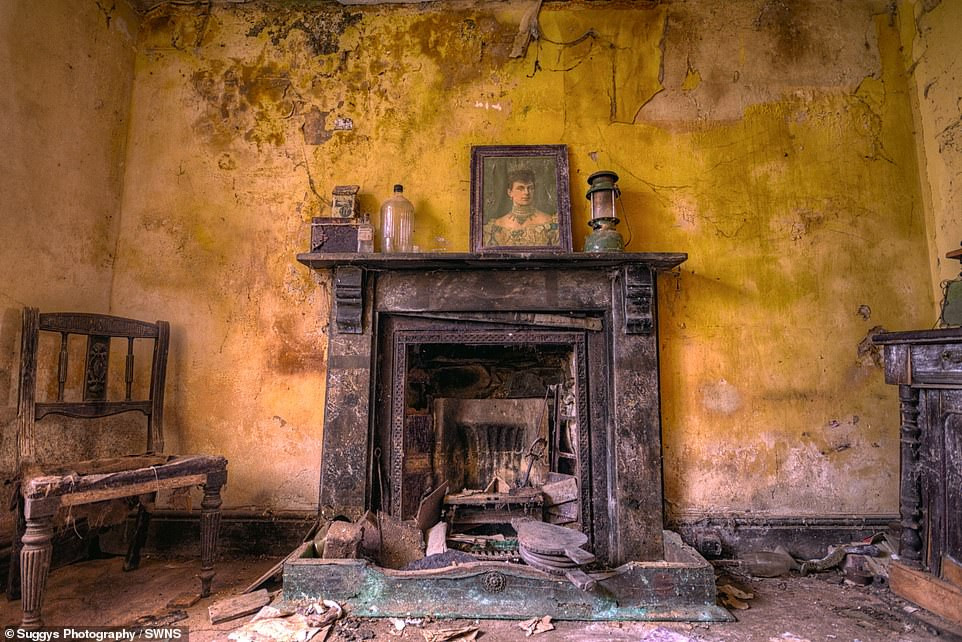 Một trang trại ở Bắc Wales được mệnh danh là "Ngôi nhà trên mây" bị người chủ bỏ hoang phế từ những năm 1950. Theo thời gian, mọi đồ đạc, vật dụng trong nhà bị hưu hại, xuống cấp nghiêm trọng.