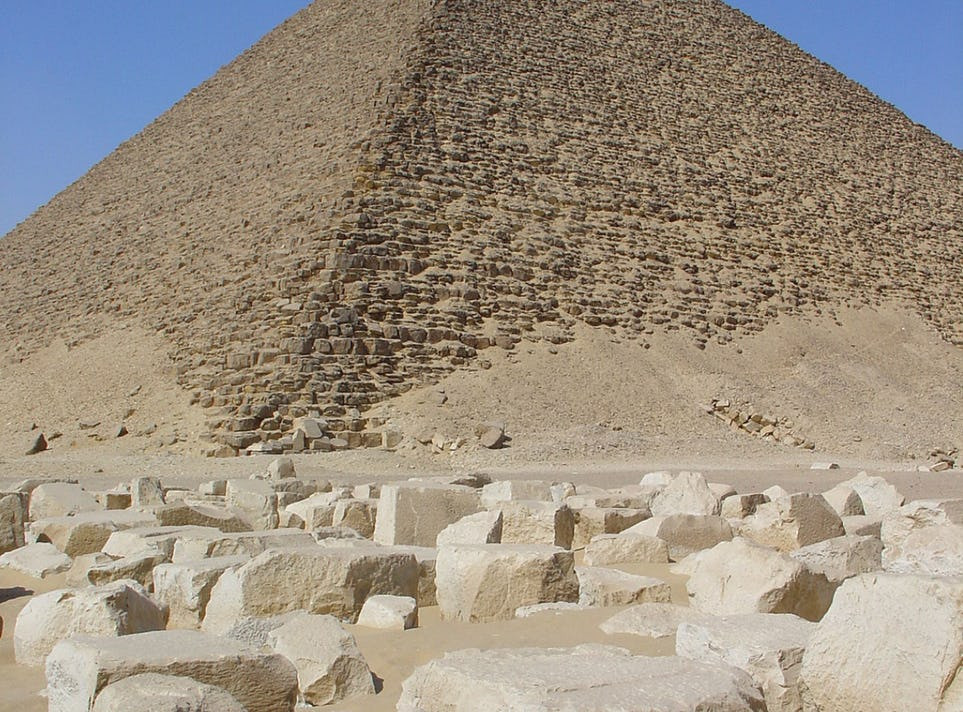 Thêm nữa, việc xây dựng kim tự tháp gần sông Nile thuận tiện cho việc vận chuyển nguyên vật liệu.