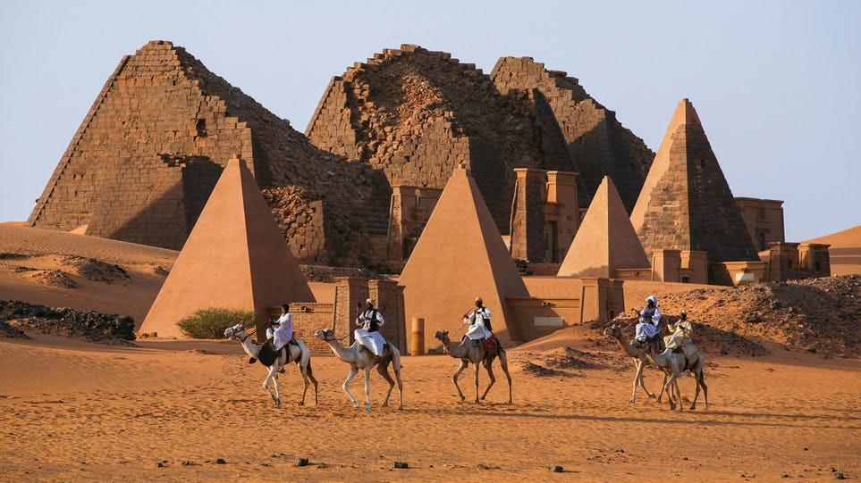 Nubia ở Sudan từng là một phần của Ai Cập cổ đại. Các kim tự tháp ở Nubia được xây trước kim tự tháp Giza khoảng 500 năm. Mặc dù trông khá giống kim tự tháp Ai Cập nhưng kim tự tháp ở Nubia có kích thước nhỏ hơn nhiều. Mời quý độc giả xem video: Phá kim tự tháp hơn 2.000 năm tuổi để lấy đá làm đường (nguồn: VTC14)