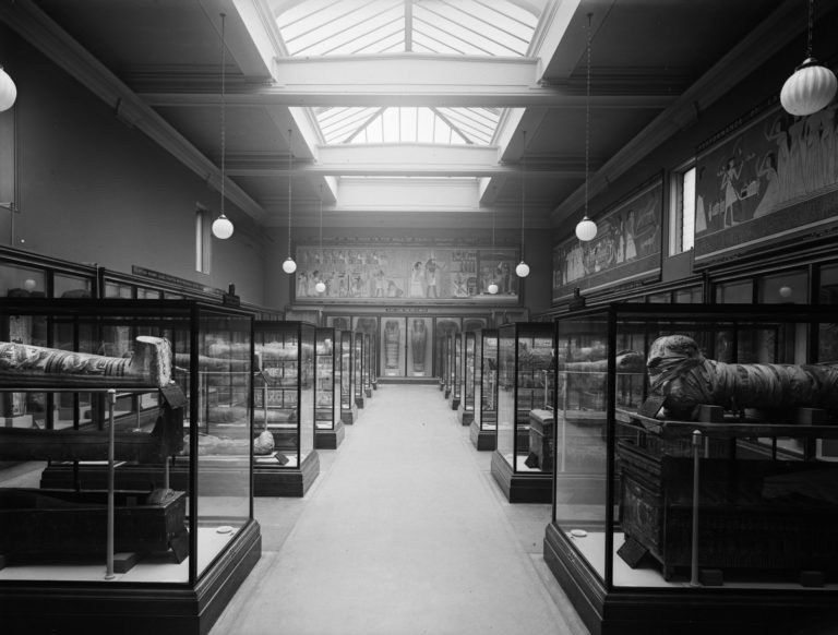 Không lâu sau vụ tai nạn nghiêm trọng trên, Dorothy thường xuyên nằm mơ với cùng giấc mơ về Ai Cập cổ đại. Đặc biệt, trong chuyến thăm phòng trưng bày Ai Cập tại Bảo tàng Anh, cô ngồi ngắm nhìn xác ướp rất lâu và hôn chân xác ướp rồi nhất quyết không về nhà với bố mẹ.