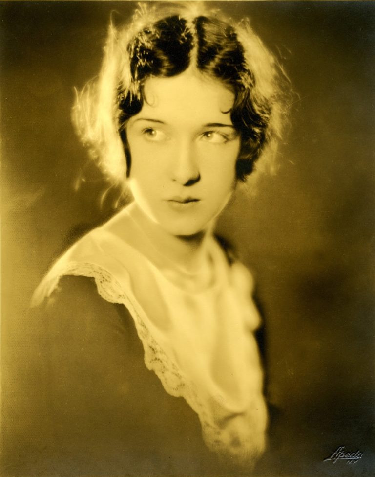 Dorothy nhớ được chuyện tiền kiếp sau khi bị ngã xuống cầu thang năm 3 tuổi. Sự cố này khiến Dorothy bất tỉnh và được bác sĩ tuyên bố tử vong.