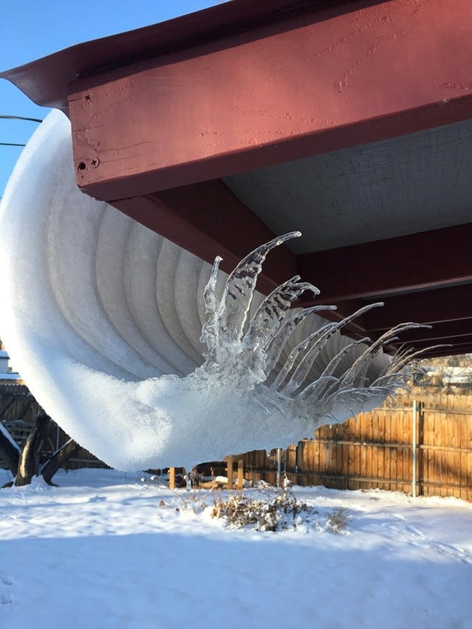 Sự hình thành những khối băng hình sóng xảy ra do tuyết từ từ tan chảy trên mái tôn.