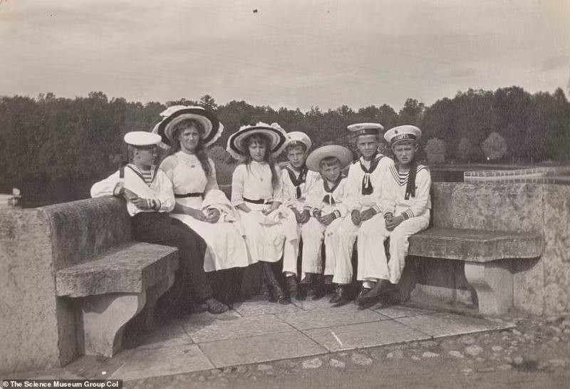 Cuộc sống bình yên của các con Sa hoàng Nicholas II trước khi "sóng gió" ập đến.