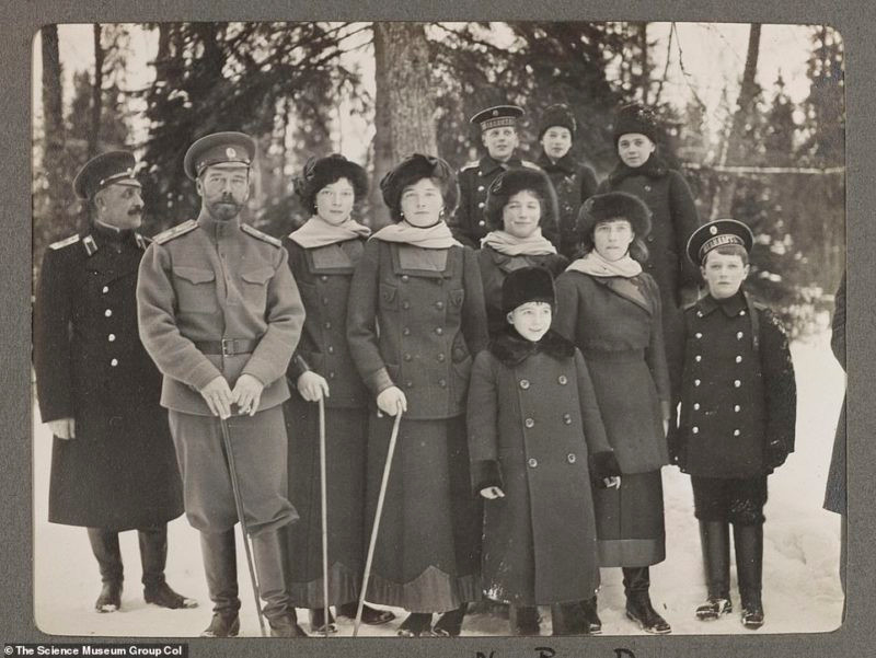 Sa hoàng Nicholas II là vị vua cuối cùng của chế độ quân chủ tại Nga. Vào tháng 7/1918, sau một thời gian bị giam lỏng, các thành viên trong gia đình Sa hoàng Nicholas II bị đưa xuống tầng hầm của nhà Ipatiev ở Yekaterinburg và xử bắn.