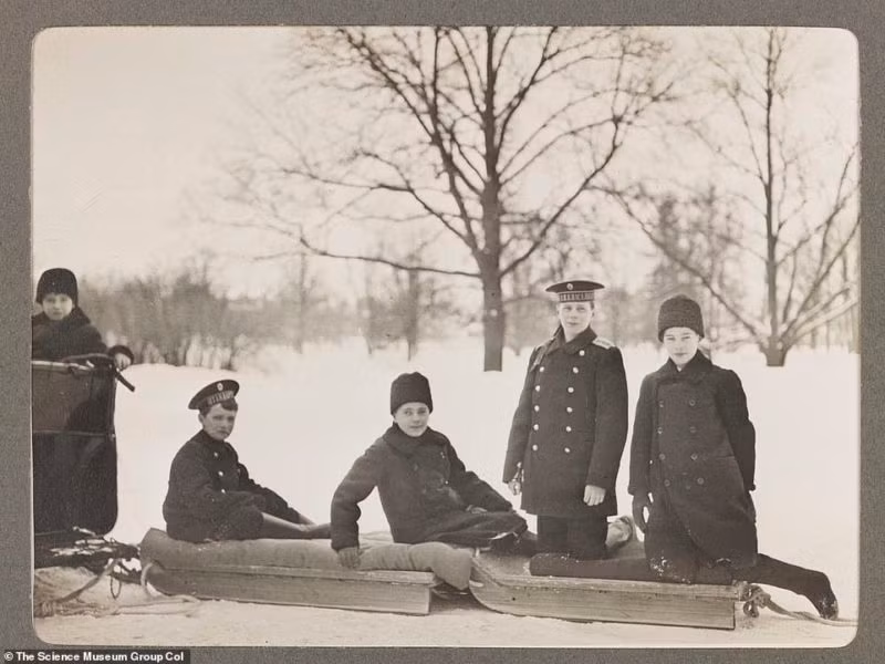 Trong mỗi hoạt động, Hoàng tử Alexei luôn có người đi theo chăm sóc và bảo vệ.