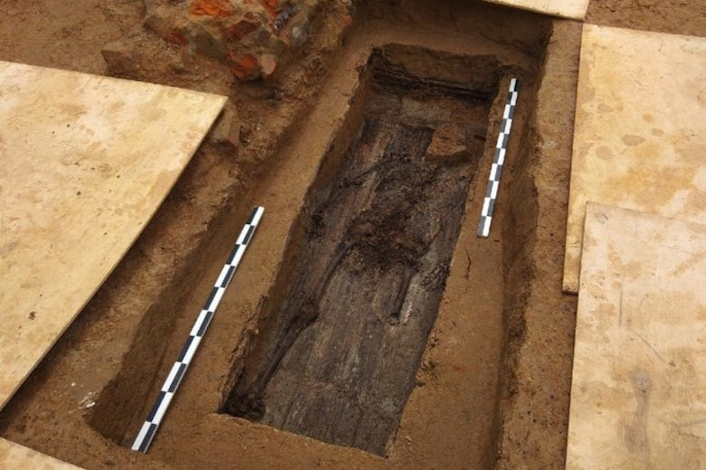 Vào tháng 7 vừa qua, các chuyên gia cho hay đã tìm thấy hài cốt tướng Gudin ở Smolensk, cách Moscow khoảng 400 km. Video: Tái hiện trận chiến lịch sử của Hoàng đế Napoleon (nguồn: VTC14)