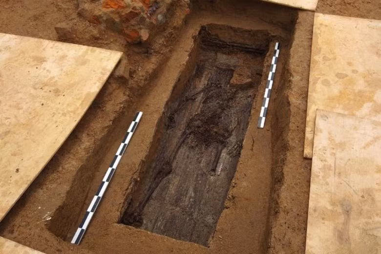 Vào tháng 7 vừa qua, các chuyên gia cho hay đã tìm thấy hài cốt tướng Gudin ở Smolensk, cách Moscow khoảng 400 km. Video: Tái hiện trận chiến lịch sử của Hoàng đế Napoleon (nguồn: VTC14)