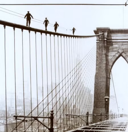 Không riêng 2 cha con kỹ sư Roebling, trong 14 năm xây dựng cầu Brooklyn, hàng chục công nhân bỏ mạng.