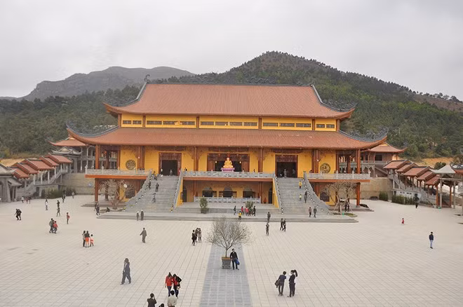 4. Chùa Ba Vàng (Bảo Quang tự)- Quảng Ninh: Chùa Ba Vàng đang giữ hai kỷ lục gồm ngôi chùa có chiếc trống độc mộc bằng gỗ đỏ nguyên khối lớn nhất và ngôi chùa trên núi có tòa chính điện lớn nhất. Chùa Ba Vàng còn có tên là Bảo Quang Tự, được xây dựng vào năm Ất Dậu, triều vua Lê Dụ Tông tức năm 1676. Chùa nằm ở độ cao 340m, so với mặt nước biển, trên một vị thế hết sức đẹp của TP Uông Bí. Ảnh vtv.