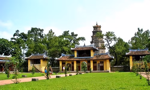 5. Chùa Thiên Mụ (Huế): Chùa Thiên Mụ giữ hai kỷ lục Việt Nam, là ngôi chùa có tấm bia thời Lê Trung Hưng lớn nhất; Tháp bát giác cổ cao nhất. Ảnh dulichhue.