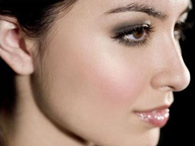 2. Phụ nữ có dái tai to. Người có dái tai dày là người phụ nữ có tướng phú quý về mặt tiền bạc hay bạn bè bằng hữu đều rất tốt.