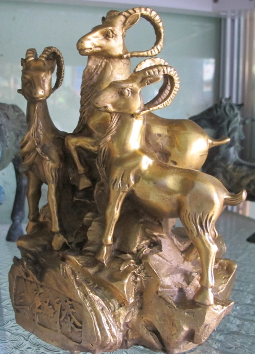 5. Con hươu: Nếu như trong tiếng Hán, "con dơi" có cách đọc giống từ "phúc" thì "con hươu" lại có cách đọc giống từ "lộc". Vì vậy những vật phẩm hình con hươu rất thích hợp để trưng bày trong văn phòng mang đến may mắn và tài lộc. Thông thường, khi chọn tranh vẽ treo trong văn phòng, người ta thường chọn những bức vẽ một con “chuột phúc” (con dơi) và một con hươu, với ý nghĩa “phúc lộc song toàn”. Ngoài ra, cũng có một số bức tranh ngoài vẽ con dơi và con hươu, mọi người còn vẽ thêm hình ông Thọ để mang đầy đủ ý nghĩa “Phúc Lộc Thọ”.