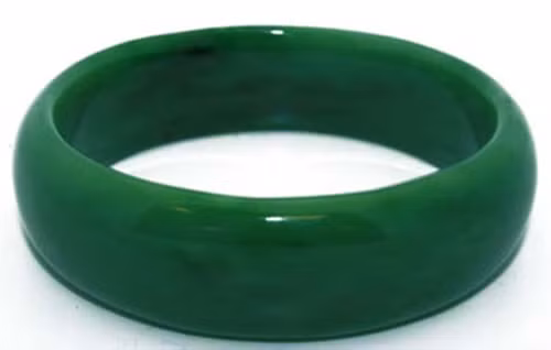 2. Ngọc bích: Ngọc bích là miếng ngọc màu xanh có hình tròn, thường được bày bên cạnh thần tài để làm vượng tài vận. Miếng ngọc bích có thể bày ở phía bên trái của các vị thần, như Quan đế, triều Công Minh, Lưu Hải tiên nhân, Quân âm như ý (tay cầm gậy như ý), Quan Âm Bảo Châu (tay cầm ngọc vàng)…