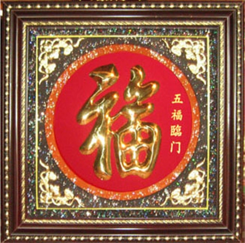 8. Tranh chữ: Thông thường, tranh chữ thường được treo trên tường ở phía sau chỗ ngồi ở bàn làm việc của nhân viên hoặc treo ở phía tường đối diện. Trong phòng cũng không nên treo quá nhiều tranh chữ, nếu không sẽ có kết quả ngược lại, vì thị giác sẽ bị các bức tranh làm rối loạn, không tập trung được tinh thần khi làm việc.