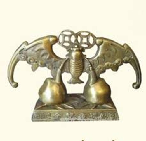 4. Con dơi: Con dơi vốn được coi là một con vật may mắn. Từ "con dơi" trong tiếng Hán có cách đọc giống từ "phúc". Vì vậy con dơi thể hiện phúc khí, là vật phẩm phong thủy nên dùng để bày ở văn phòng.