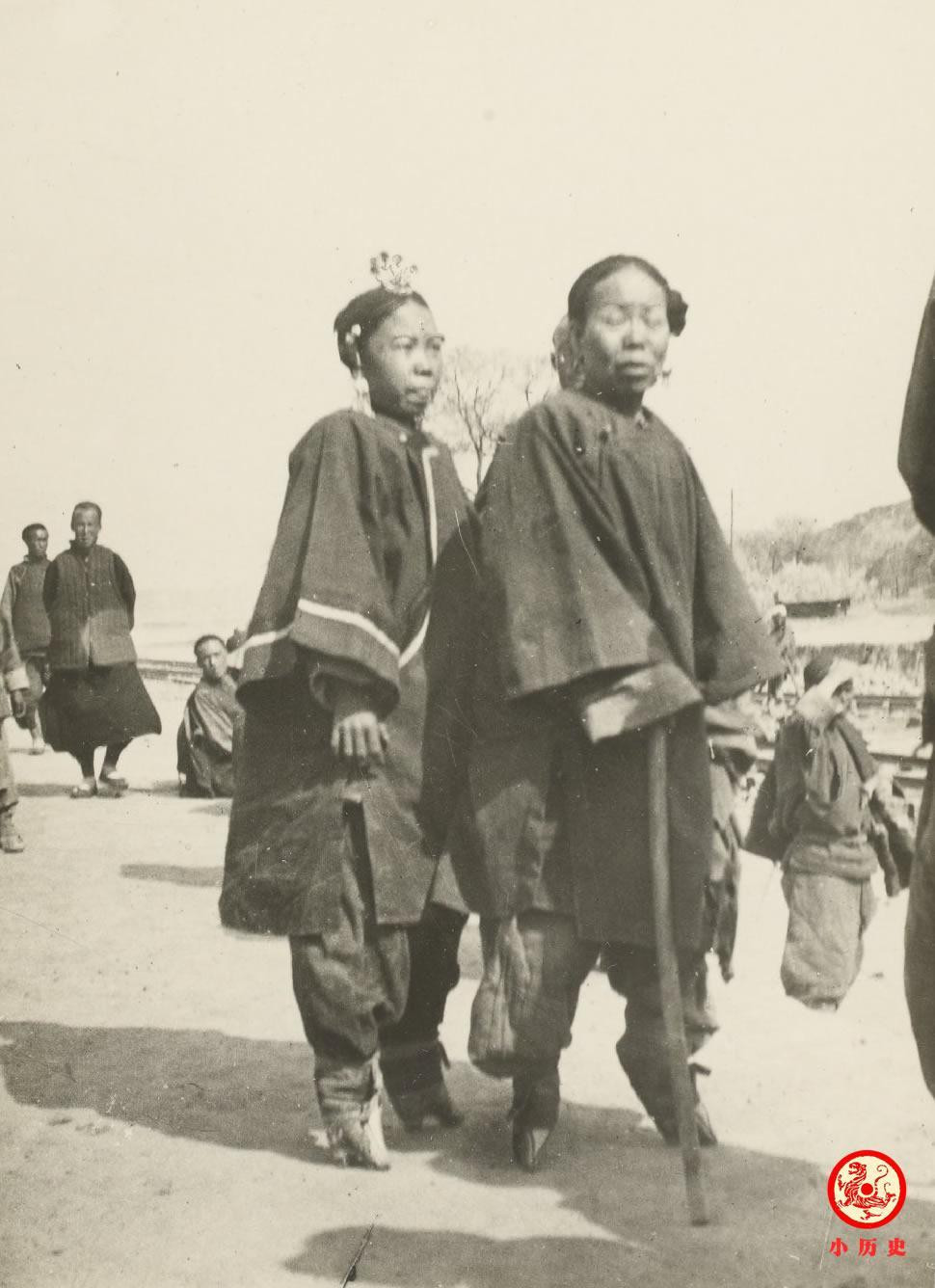 Những phụ nữ theo tục bó chân ở cuối thời nhà Thanh.