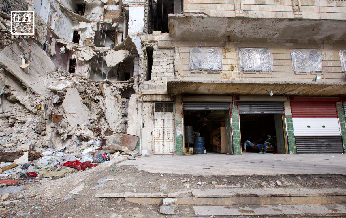 Một cơ sở làm bánh mì ở Aleppo đựng dựng ở tầng một tòa nhà đổ nát.