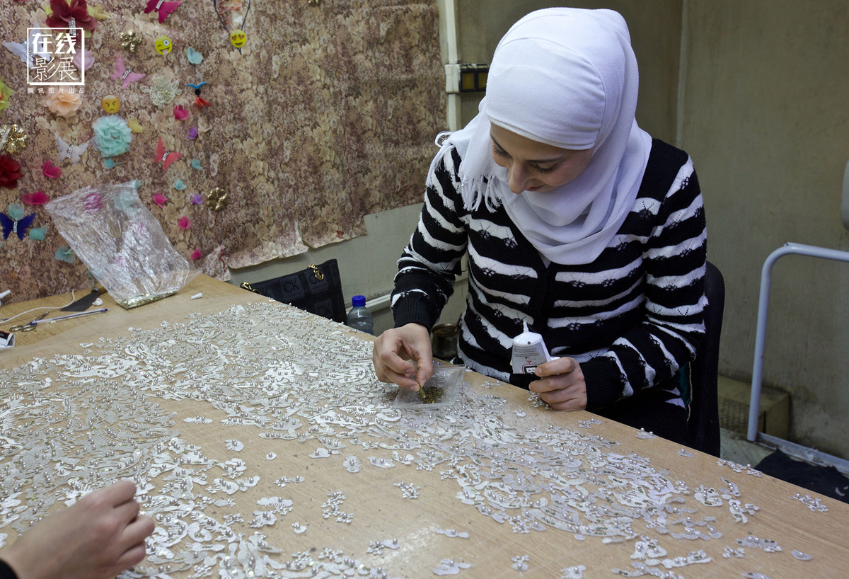 Nữ công nhân ở Damascus nghiêng mặt khi phóng viên chụp hình.