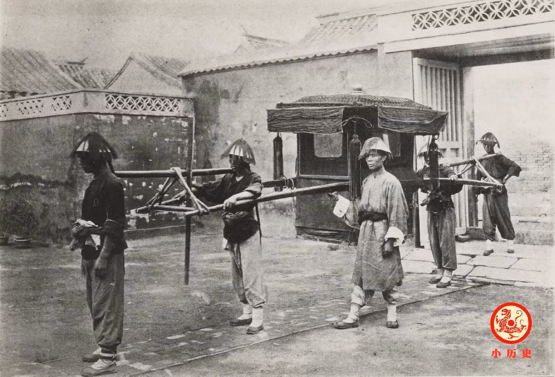 Quan thần nhà Thanh ngồi kiệu.