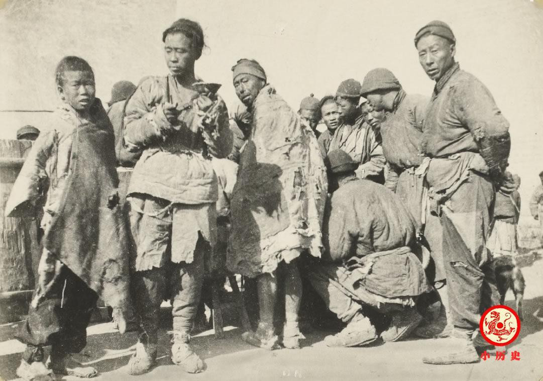 Một nhóm người dân lao động tụ tập ở phía ngoài cổng thành ở Bắc Kinh.