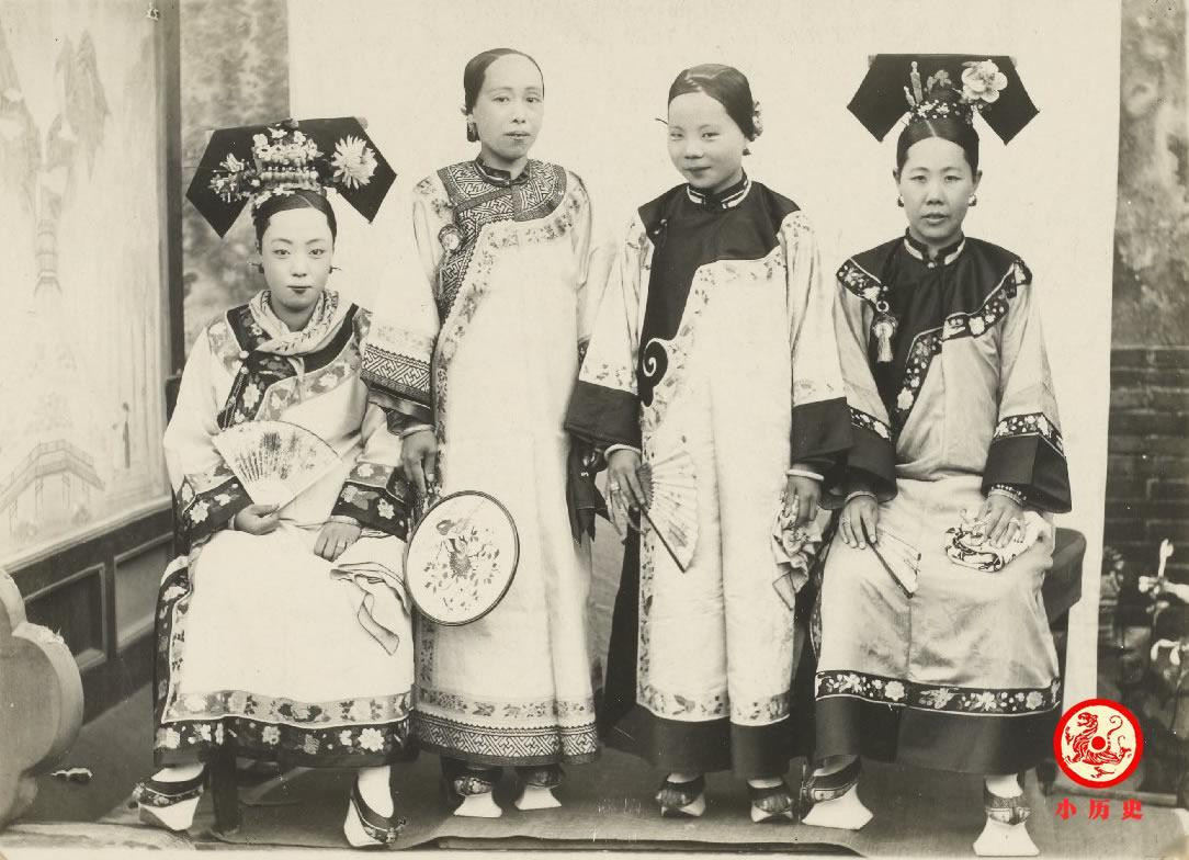 Bốn phụ nữ ăn vận trang phục mùa hè. Họ đều xuất thân từ dòng dõi quý tộc nhà Thanh.